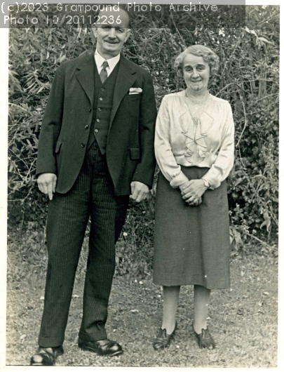 Picture of Mrs and Mrs Tom Edwards 1943